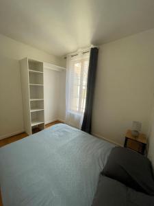 Ένα ή περισσότερα κρεβάτια σε δωμάτιο στο Appartement authentique 4 perso Cœur de Joigny Cosy 5