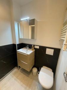 Ένα μπάνιο στο Appartement authentique 4 perso Cœur de Joigny Cosy 5