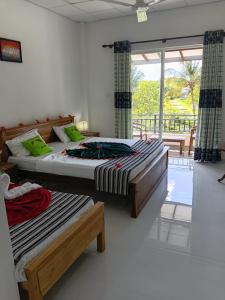 En eller flere senge i et værelse på Hotel Sapid Luck Yala Safari