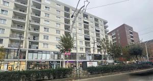 un gran edificio de apartamentos en una ciudad en The Minimalist Escape II, en Kamëz