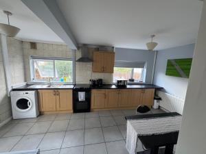 Η κουζίνα ή μικρή κουζίνα στο Cosy 3 Bedroom in Birmingham