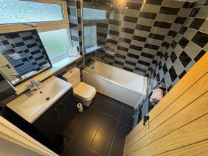 Ένα μπάνιο στο Cosy 3 Bedroom in Birmingham +25 φωτογραφίες