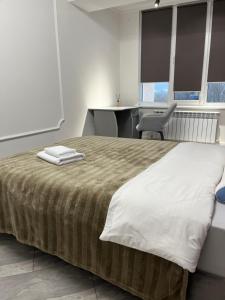 CăuşeniにあるApartament modernのベッドルーム1室(ベッド1台、デスク、椅子付)