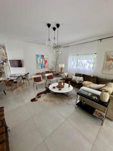 a living room with a couch and a table at Chácara Segredo in Bonito