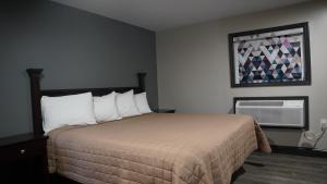 ein Hotelzimmer mit einem Bett und einer Klimaanlage in der Unterkunft Best Way Inn in Middlefield