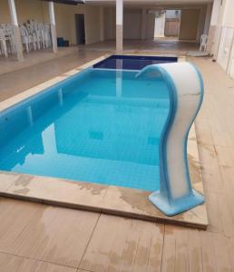 een zwembad met een turquoise bij Flat 03 Tudo novo e bem equipado - Terra das Águas in Bonito