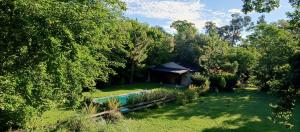 an aerial view of a cabin in a garden with a swimming pool at La morita hospedaje in Brandsen