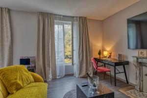 Μια τηλεόραση ή/και κέντρο ψυχαγωγίας στο La nuit au Quai Chambre de luxe PinotNoir