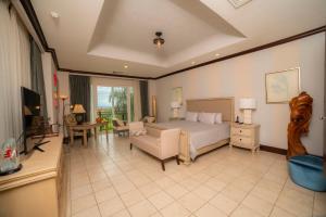 a bedroom with a bed and a couch in a room at Vista Bahia 3C - 3bdr 3 bath ocean View in La Mona
