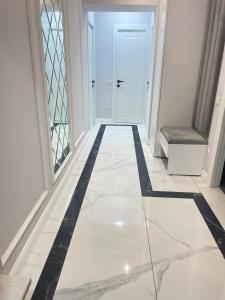 CăuşeniにあるApartament modernの白黒のタイルフロアの廊下