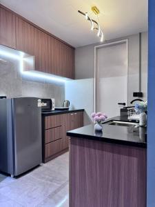 Η κουζίνα ή μικρή κουζίνα στο Jacuzzi Million Dollar View-Malacca 5pax New