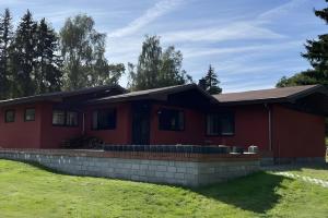 Το κτήριο όπου στεγάζεται  η παραθεριστική κατοικία