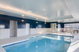 ein großer Swimmingpool in einem Hotelzimmer in der Unterkunft TownePlace Suites Dayton Beavercreek in Beavercreek