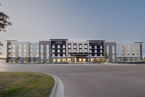 ein großes Gebäude mit einem Parkplatz davor in der Unterkunft TownePlace Suites Dayton Beavercreek in Beavercreek