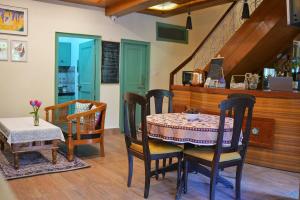 Khu vực ghế ngồi tại Arcelia Cottage, Cozy Villa in Nainital +47 ảnh