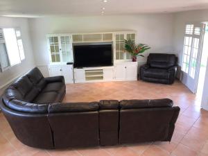 Μια τηλεόραση ή/και κέντρο ψυχαγωγίας στο Villa Serenity, Quiet, Pool, Seaside