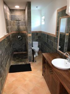 Ένα μπάνιο στο Villa Serenity, Quiet, Pool, Seaside