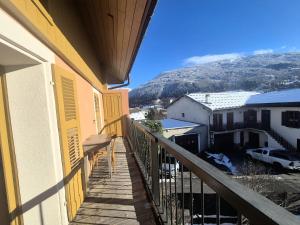 balcone di una casa con vista sulle montagne di Appartement 4pers - Hyper centre Bourg St Maurice a Bourg-Saint-Maurice