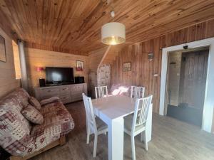 un soggiorno con un tavolo e un divano di Appartement 4pers - Hyper centre Bourg St Maurice a Bourg-Saint-Maurice