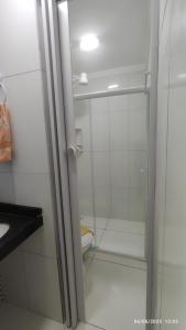 baño con aseo y puerta de ducha de cristal en Flats Privé Village Galés, en Maragogi