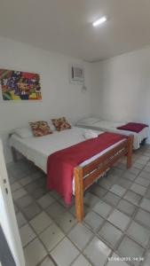 Una habitación con dos camas y un banco en ella. en Flats Privé Village Galés, en Maragogi 47 fotos más