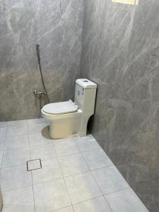 a bathroom with a toilet in the corner of a wall at شقق رحابة المكان للشقق المفروشه in Al Kharj +6 photos