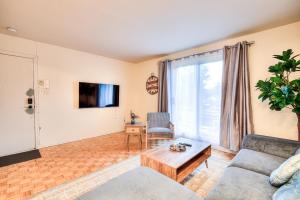Φωτογραφία από το άλμπουμ του Beautiful Montreal 3BR! Comfort-Value-Convenience! στο Μόντρεαλ