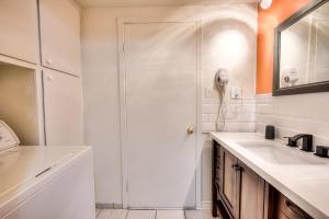 Phòng tắm tại Beautiful Montreal 3BR! Comfort-Value-Convenience! +14 ảnh