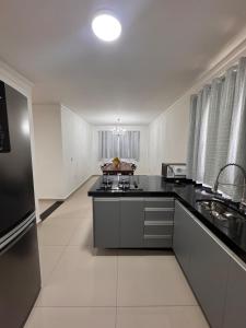 Køkken eller tekøkken på Casa tipo apartamento aconchegante a 3 minutos do Centro e Parque das Águas com vista para as montanhas + 9 billeder