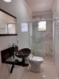 Et badeværelse på Casa tipo apartamento aconchegante a 3 minutos do Centro e Parque das Águas com vista para as montanhas