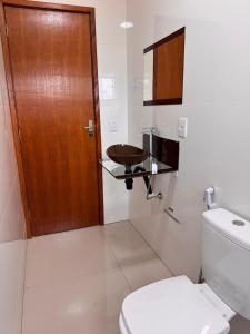 Et badeværelse på Casa tipo apartamento aconchegante a 3 minutos do Centro e Parque das Águas com vista para as montanhas