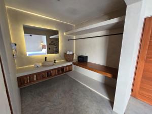 un baño con lavabo y espejo en Luumbal El Cuyo, en El Cuyo