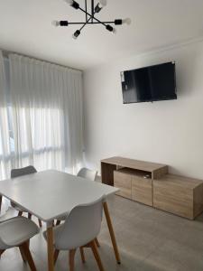 Et tv og/eller underholdning på J-H- DEPARTAMENTO