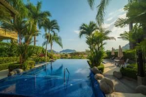 a swimming pool in a resort with palm trees at Vista Bahia 3D - 3bdr 3bath plunge pool in La Mona
