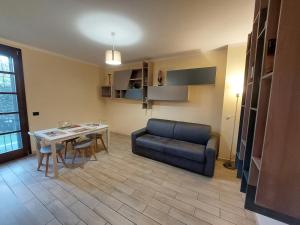 アッサーゴにあるApartment Vittoria Assago Forumの青いソファとテーブルのあるリビングルーム