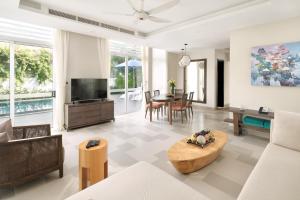 TV a/nebo společenská místnost v ubytování Abogo Premier Village Beachfront Da Nang