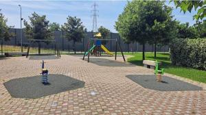 アッサーゴにあるApartment Vittoria Assago Forumの遊び場付き公園