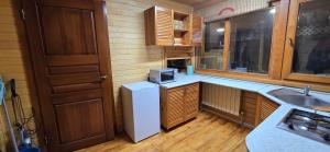 eine Küche mit einem weißen Kühlschrank und einer Spüle in der Unterkunft На схилах річки Рось in Bila Zerkwa + 14 Fotos