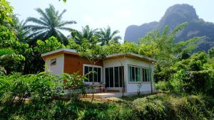 una pequeña casa en medio de un bosque en Cozy Tiny House Nature Retreat with Mountain Views, 