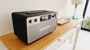 een broodrooster op de tafel bij Le Corail, maison cosy avec terrasse in Les Sables-dʼOlonne +25 foto's