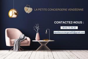 een blauwe kamer met een stoel en een tafel bij Le Corail, maison cosy avec terrasse in Les Sables-dʼOlonne