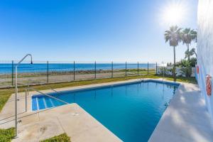 una piscina con la playa al fondo en 3 bedroom townhouse close to the beach, en Estepona