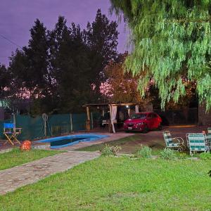 Cabaña la morocha في سيوداد لوجان دي كويو: سيارة متوقفة في ساحة بجوار حمام السباحة