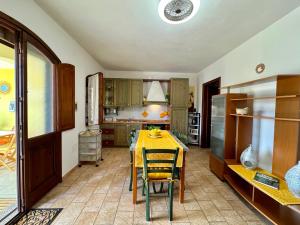 Η κουζίνα ή μικρή κουζίνα στο Happy Houses With Garden