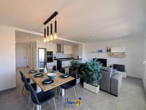 una sala da pranzo e un soggiorno con tavolo e sedie di Tropical 3BR Oasis with Pool EB17 a Los Dolses