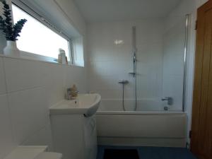 Ένα μπάνιο στο Cosy 3 bedroom house in Bicester