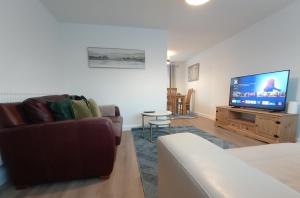 Μια τηλεόραση ή/και κέντρο ψυχαγωγίας στο Cosy 3 bedroom house in Bicester