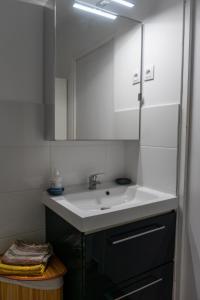 Ένα μπάνιο στο Elégant Studio Carnon Port Avec Parking