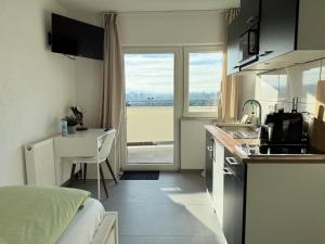 Η κουζίνα ή μικρή κουζίνα στο Durdi Hotels Groß-Zimmern 24h Self-CheckIn