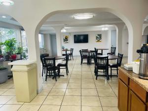 TV/trung tâm giải trí tại Travelodge by Wyndham Sellersburg